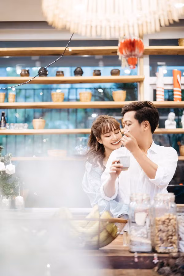 Nhã Phương tả tơi khi thức đêm chăm con mọn vẫn đăng hình tình tứ cùng chồng như thuở mới yêu. Và nữ viên viên Thanh xuân khoe sắc với tóc mái ngố đang rất được nhiều người yêu thích.