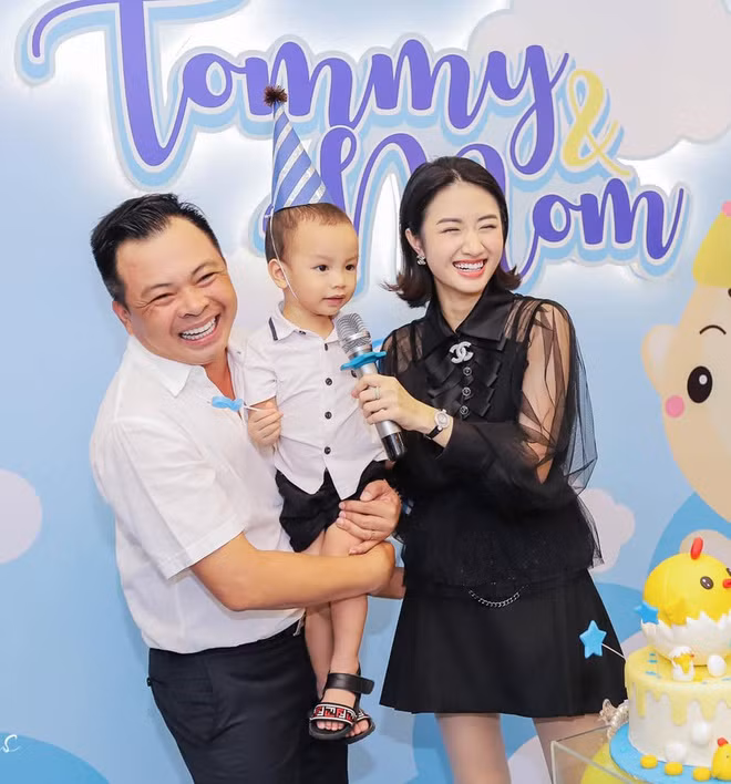Trở thành mẹ "bỉm sữa" ở tuổi 23 song 9X không tỏ ra nuối tiếc. Cô cho biết: "Chúng ta ai cũng vậy, phải chấp nhận được cái nọ, sẽ mất cái kia. Đó là chuyện bình thường trong cuộc sống. Mình đã quyết định thì mình không ân hận. Đó là quyết định đúng đắn nhất trong thời điểm đó".