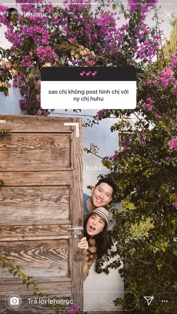 Dù biết cả hai đã hẹn hò từ lâu nhưng dân tình vẫn không quên gửi lời chúc mừng đến “cặp đôi vàng trong làng úp mở”. Bởi trước đó, mỗi khi đăng một quả ảnh tình tứ, cả hai sẽ khéo léo dùng sticker để che khuôn mặt của đối phương.