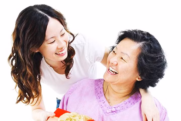 Cu den 8/3, me chong lai nhac kheo con dau tang qua