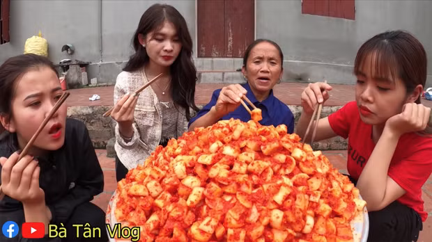 Ba Tan Vlog lam kim chi cu cai sieu ngon nhung lai moi khach den nha an theo cach la-Hinh-2