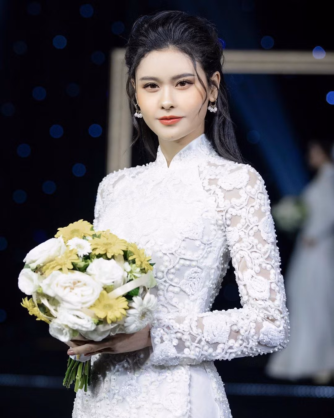 "Dạm ngõ mấy ngày rồi vẫn chưa thấy ai tới hốt, tức á", Trương Quỳnh Anh xinh đẹp trong bộ áo dài ren màu trắng.