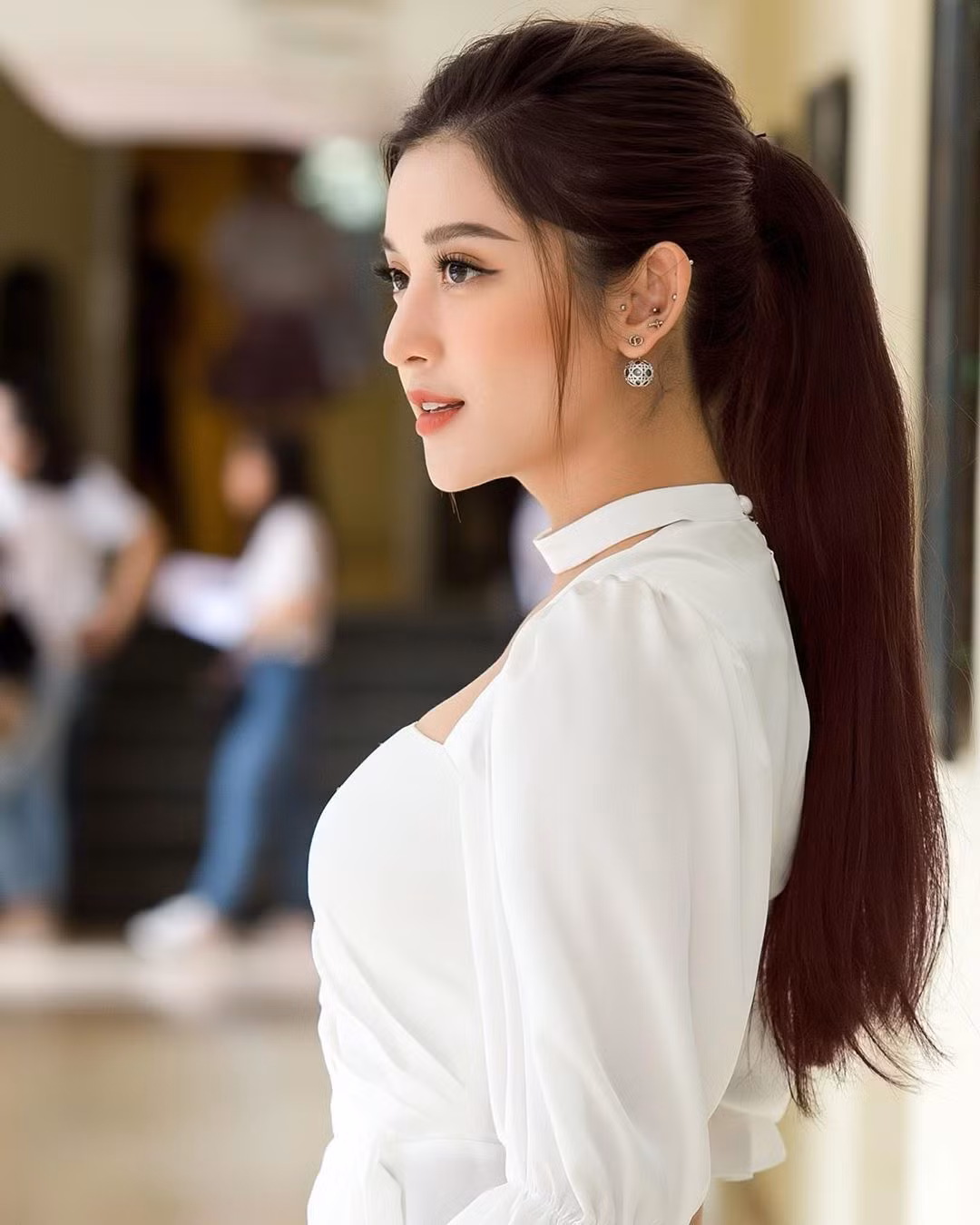 Á hậu Huyền My thức dậy từ sáng sớm để chuẩn bị cho một ngày làm việc hiệu quả.