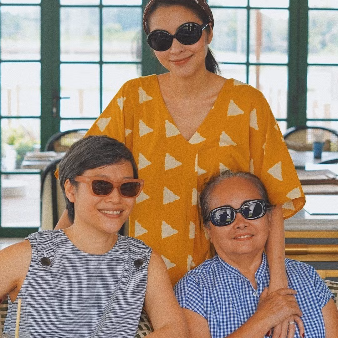 Tăng Thanh Hà đăng ảnh gia đình với dòng chia sẻ: "Mẹ và chị".