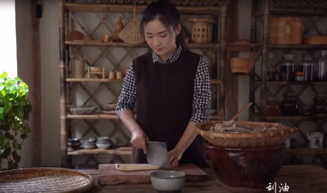 Tu si quan canh sat xinh dep toi vlogger du lich noi tieng