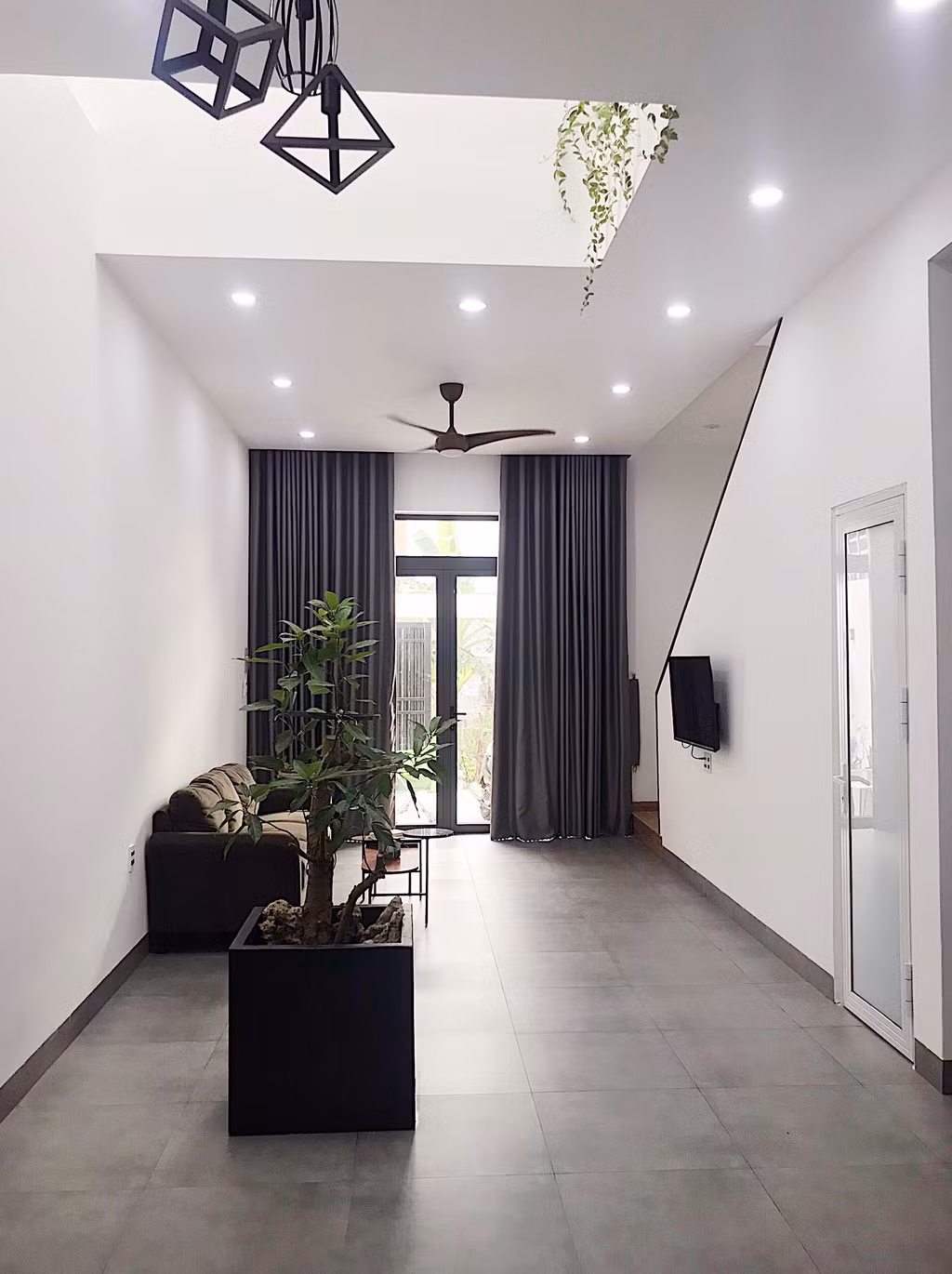 Cầu thang được bố trí một vế để khi bước vào căn nhà tạo cảm giác không gian rộng hơn.