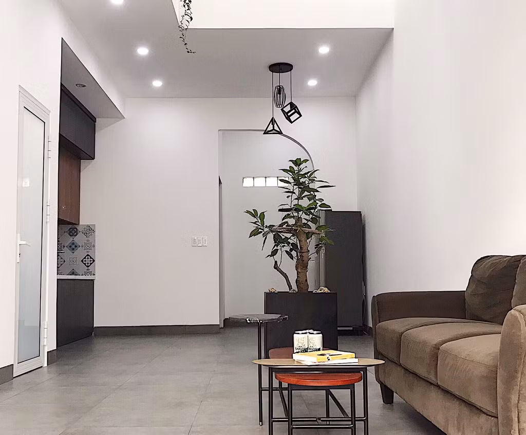 Để tiết kiệm không gian tại tầng trệt, khu vực bếp và phòng khách được thiết kế liên thông với nhau cùng 1 nhà vệ sinh.