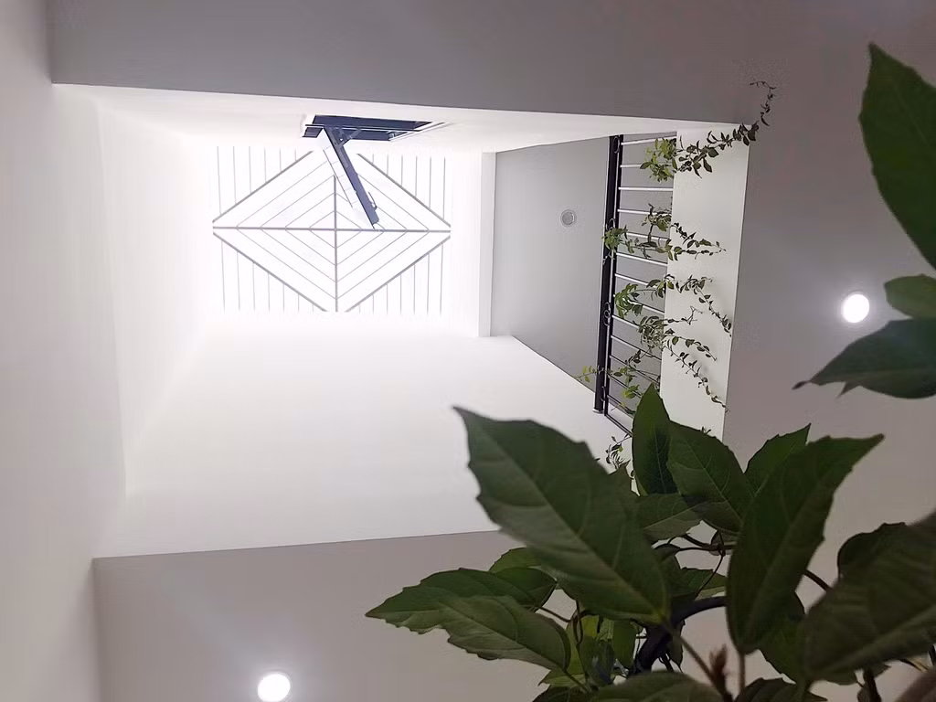 Giếng trời được đặt ở vị trí trung tâm ngôi nhà nhằm tận dụng ánh sáng cũng như phục vụ việc trồng nhiều cây xanh.
