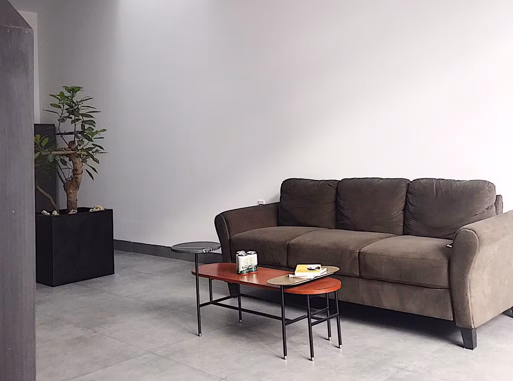Với quan niệm không cần quá rộng, chỉ cần căn nhà đầy đủ tiện nghi để các thành viên trong gia đình sinh hoạt thoải mái, căn nhà của anh chị được bài trí đơn giản nhưng vẫn cố gắng để tối ưu về công năng.
