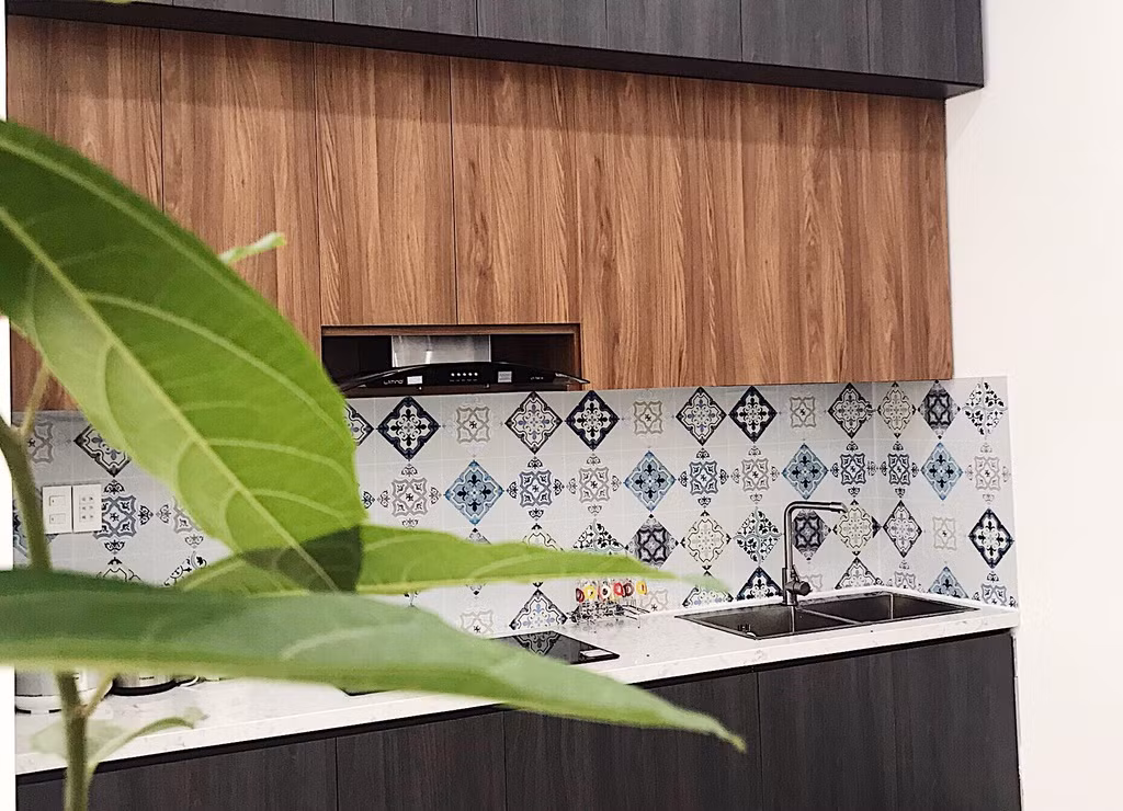 Bên cạnh đó, tường bếp còn được trang trí với gạch men hoạ tiết mang lại tính thẩm mỹ cao cùng sự tiện lợi trong quá trình nấu nướng.