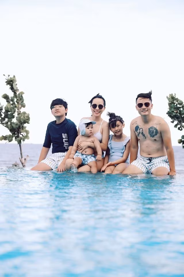 Hoàng Bách dẫn vợ con đi bơi sáng cuối tuần. Anh viết: "Bạn không thể kiểm soát mọi thứ xảy ra trong cuộc sống nhưng bạn có thể chọn sống cuộc đời mình mong muốn".
