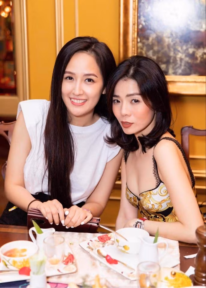 Trái với dự đoán nhiều người, Lệ Quyên không đi ăn riêng với mẫu nam trẻ Lâm Bảo Châu mà còn có Mai Phương Thúy và vài người bạn.