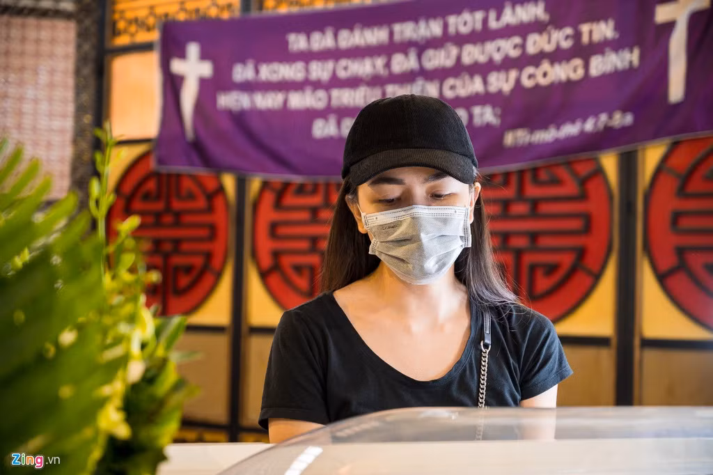 Ái Châu nghẹn ngào khi đến bên linh cữu Mai Phương. Những ngày cuối đời của đồng nghiệp, bà xã Huỳnh Đông đã kịp đến thăm. Cô nhớ mãi Mai Phương với cơ thể còm cõi, bàn tay bấu chặt vì đau đớn nhưng không rơi một giọt nước mắt. Chia sẻ về sự ra đi của Mai Phương, Ái Châu xúc động: "Khi nhận được tin dữ, tôi đã ngồi thừ và khóc nấc. Ai bên cạnh, nhìn thấy được nỗi đau từ thể xác đến tâm hồn của chị, sẽ hiểu được chừng đó nỗi đau là quá sức với người phụ nữ bé nhỏ. Thôi, đến lúc thân tâm mình nhẹ nhàng rồi, bỏ hết buông hết".