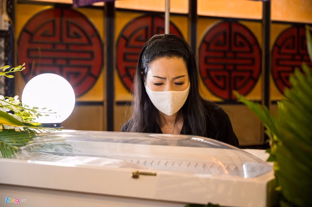 Bà bầu sân khấu xúc động bên linh cữu Mai Phương. Khi biết tin đàn em ra đi, Trịnh Kim Chi viết: "Biết là sẽ có ngày này nhưng chị không nghĩ là nhanh đến như vậy. Thôi, bây giờ em không phải chịu đau đớn kéo dài nữa. Ra đi nhẹ nhàng, thanh thản. Chị và mọi người luôn nhớ em và nhớ nụ cười tươi của em. Bao nhiêu khổ đau của trần thế, em đã được giải thoát rồi".