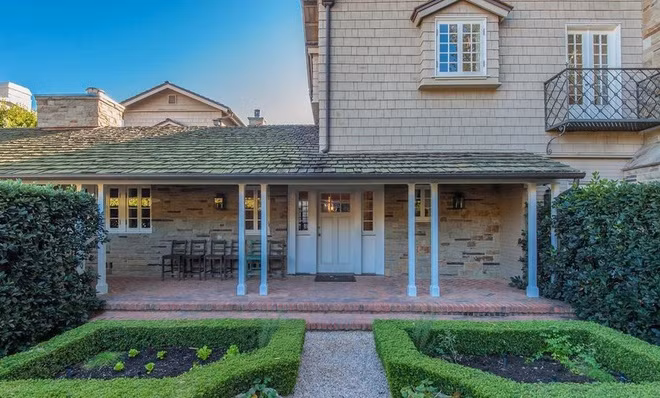 Bất động sản này tọa lạc tại khu Beverly Hills hào nhoáng của thành phố Los Angeles, nằm sát căn biệt thự xa hoa giá 165 triệu USD mà ông chủ Amazon mua vào tháng 4/2020.