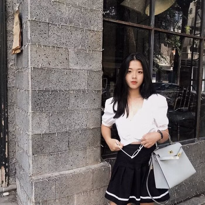 Lớn lên trong gia đình có truyền thống nghệ thuật: mẹ là diễn viên, bố là nhạc sĩ, cô nàng sinh năm 2004 gây ấn tượng với khán giả qua giọng hát đầy nội lực và khả năng chơi nhiều loại nhạc cụ như: piano, guitar, đàn ukulele… Trên mạng xã hội, 10X cũng thu hút gần 64 nghìn người theo dõi - con số không hề thua kém bất cứ hot girl nào.