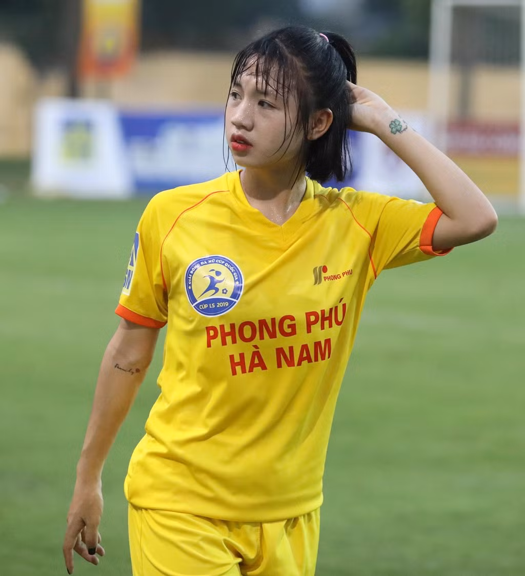 Sau khi đăng tải, bức ảnh nhanh chóng nhận được hàng nghìn lượt thích và hàng trăm bình luận. Chính vì vậy, không ít CĐV của Trần Thị Duyên và Danh Trung đoán già đoán non rằng cặp đôi này đang hẹn hò.