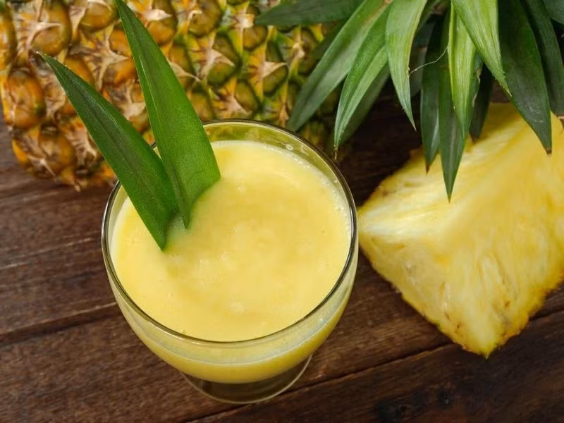  Nước ép dứa tươi: Nước ép dứa tươi giúp đào thải các độc tố ra khỏi cơ thể, đồng thời đem lại nhiều lợi ích sức khỏe khác như giúp xương, gân và dây chằng chắc khỏe hơn.