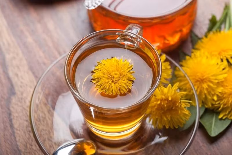  Trà bồ công anh: Trà bồ công anh giàu sắt, canxi, vitamin A và kali. Trà có tính lợi tiểu nên sẽ giúp thải độc và thanh lọc cơ thể.