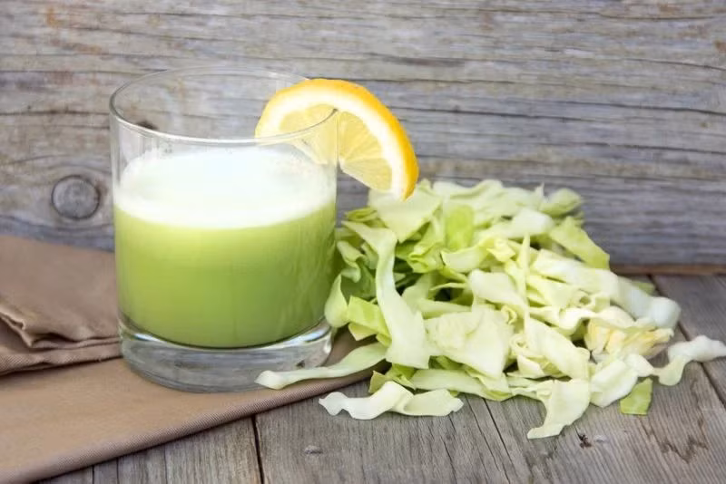  Nước ép cải bắp tươi: Cải bắp tươi giàu vitamin C và amino axit, đồng thời chứa các chất kháng viêm giúp giảm hàm lượng cholesterol trong cơ thể, giảm nguy cơ u dạ dày và đường ruột.