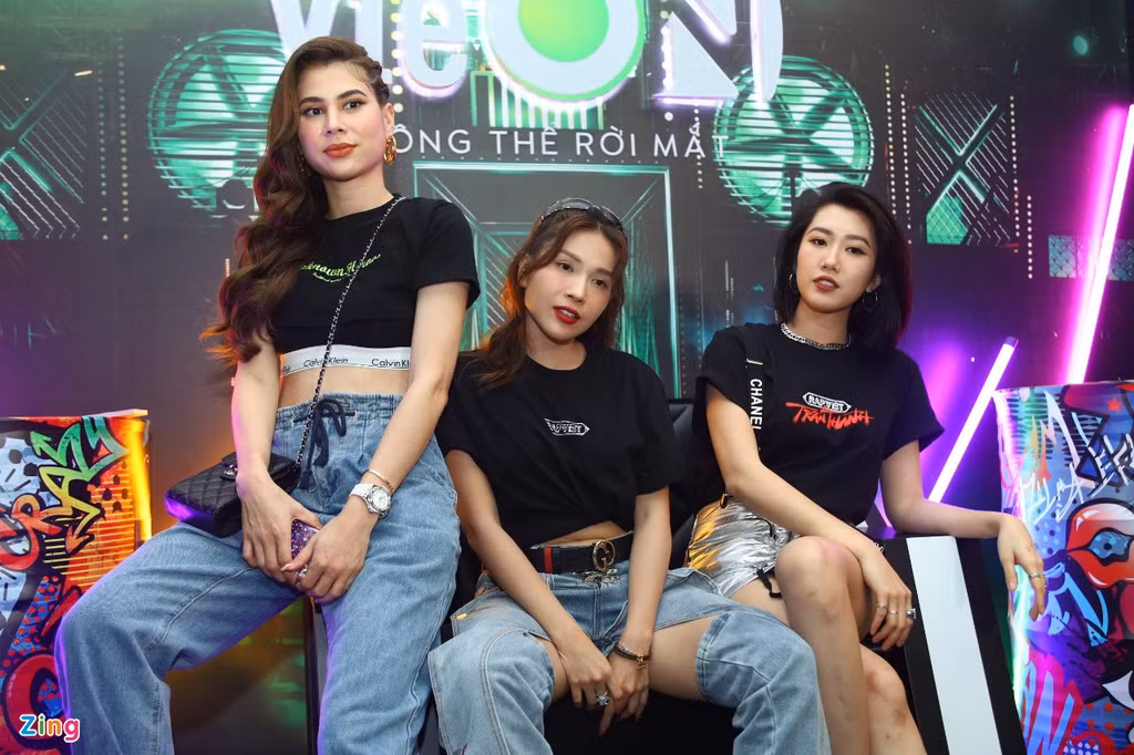 Khả Như và Thúy Ngân đều chọn trang phục tông màu đen theo dresscode.