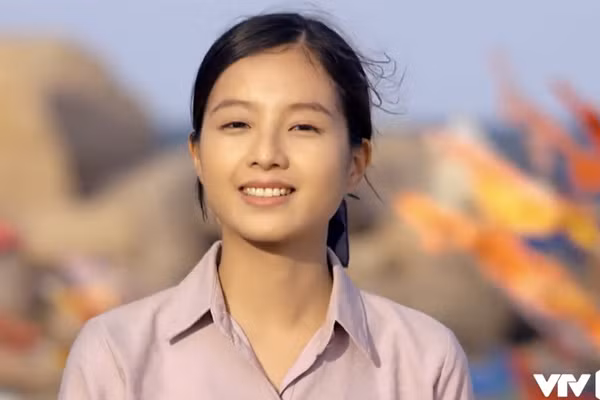 Trong " Tình yêu và tham vọng", Bích Ngọc là người yêu cũ của TGĐ Minh (Nhan Phúc Vinh). Vai diễn mang tên Thùy Chi dù chỉ xuất hiện trong phân đoạn ngắn ở tập 1 rồi "biến mất" nhưng Bích Ngọc vẫn để lại cho khán giả ấn tượng. Đó là nhân vật đầy chất thơ và đem lại sự trong trẻo lãng mạn cho phim. Mới đây, trong phần cuối bộ phim, Bích Ngọc tiếp tục quay trở lại và gây nên những sóng gió cho phim.