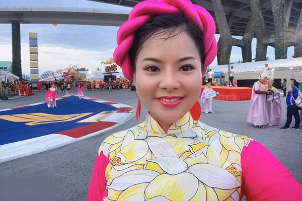 9X thao 4 ngon ngu, day tieng Anh, tieng Viet mien phi o Singapore