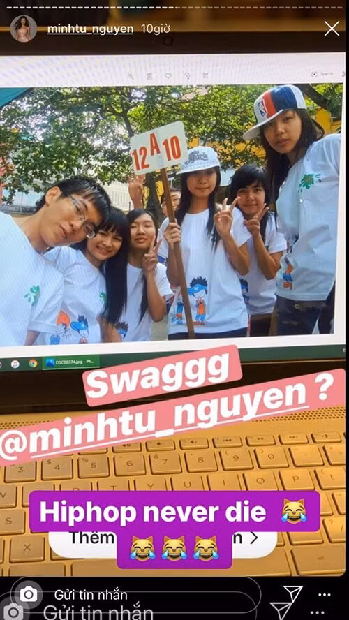 Có thể thấy cô nàng cũng có một thời học sinh, sinh viên dữ dội với mái đầu sư tử, áo thun, đội mũ lưỡi trai, chân đi xép lê và thậm chí còn... không đi dép,....