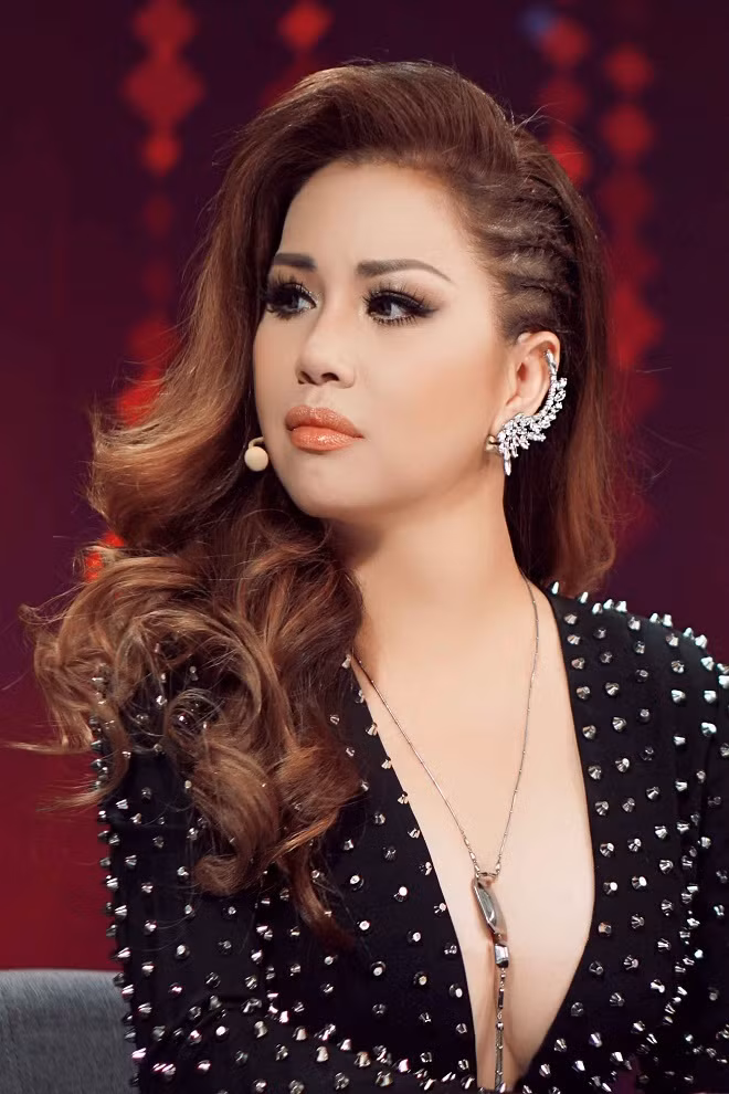 "Với một người quen sửa nhiều quá, chúng ta có thể tế nhị nói rằng "bạn đẹp rồi" để người ta bớt lại chứ đừng dùng lời lẽ nặng nề. Hôm nay tôi chia sẻ vì đây là trường hợp nhiều anh chị em nghệ sĩ gặp phải", Minh Tuyết cho biết.