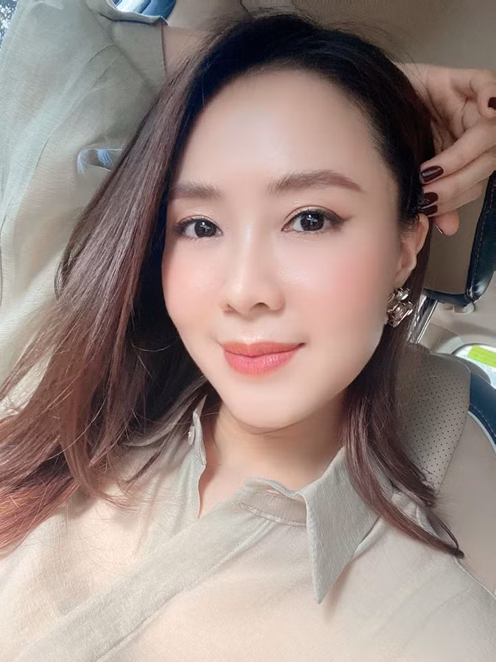 "Hôm nay facebook tràn ngập app chuyển giới kìa! Em nguyện chỉ muốn làm phụ nữ nuôi thân béo mầm cho ngọt thịt thôi nha", diễn viên Hồng Diễm hài hước.