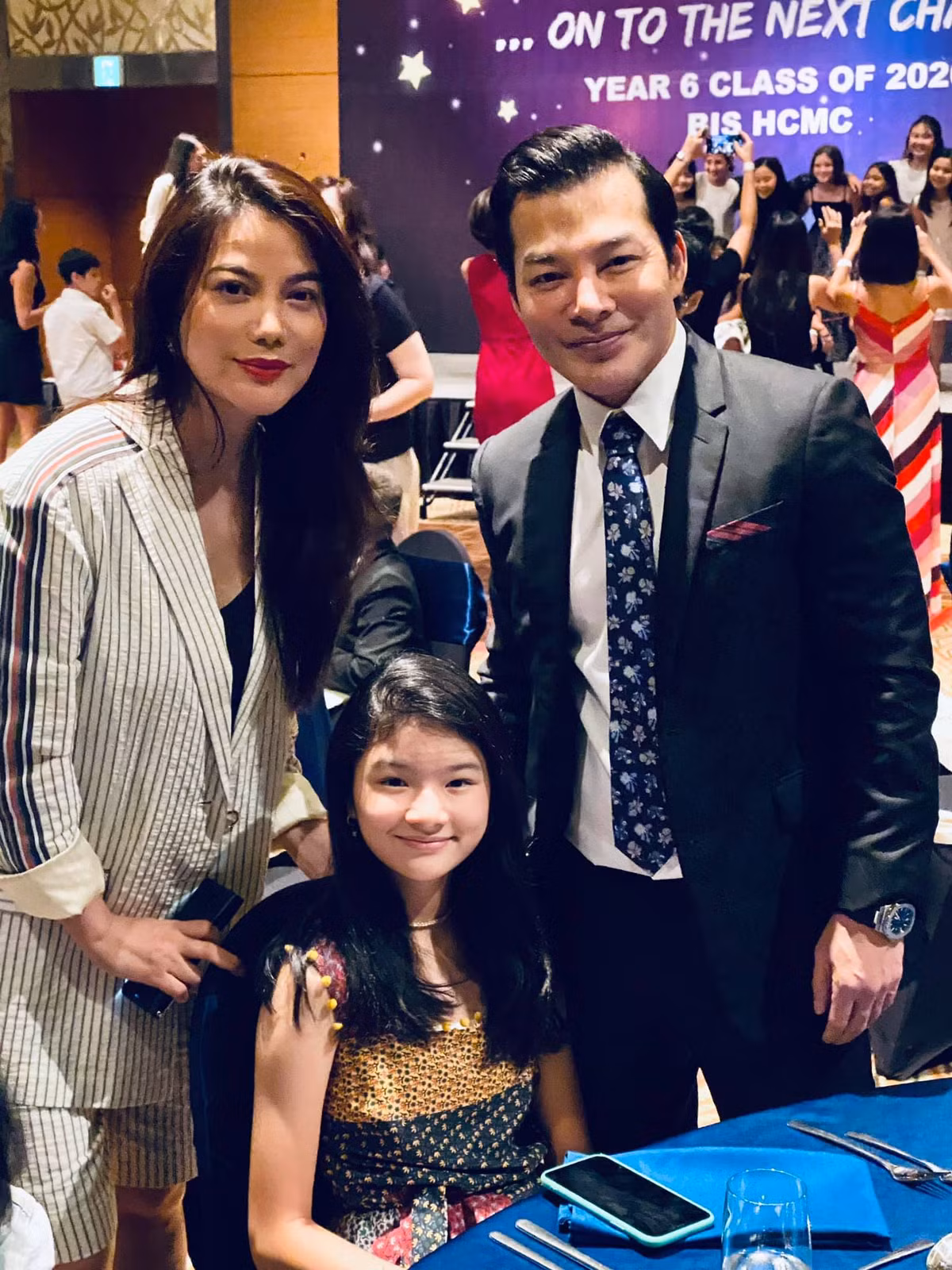 Sao Việt 21/6: Vợ chồng Trương Ngọc Ánh - Trần Bảo Sơn cùng hội ngộ nhân dịp bế giảng của con gái. Dù đã chia tay nhưng cả hai vẫn tôn trọn nhau và giữ mối quan hệ tốt đẹp.