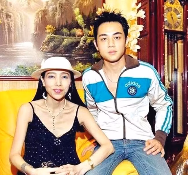 Trong số các tài sản bà được hưởng có bất động sản và hàng chục cửa hàng ở Đài Loan.