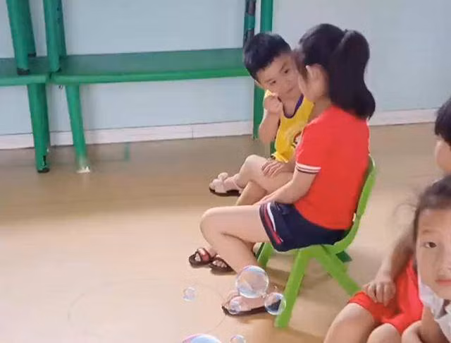 Tuong 2 tre mau giao danh nhau, co giao ngo ngang khi lai gan
