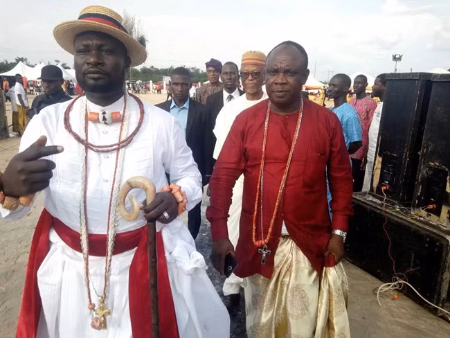 Phần lớn thời gian Ayiri Emami sống ở Mỹ nhưng cũng thường xuyên về thăm Nigeria quê nhà.