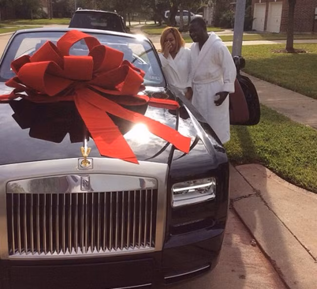 Trong ngày sinh nhật của vợ, Ayiri Emami còn tặng một chiếc Rolls Royce cho vợ.