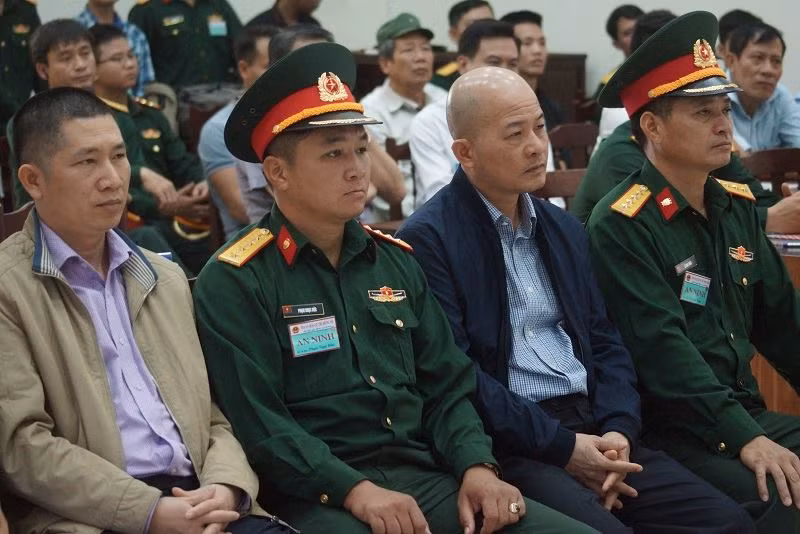 Vi sao Ut “troc” khang cao, keu oan, noi bi cap duoi vu khong?