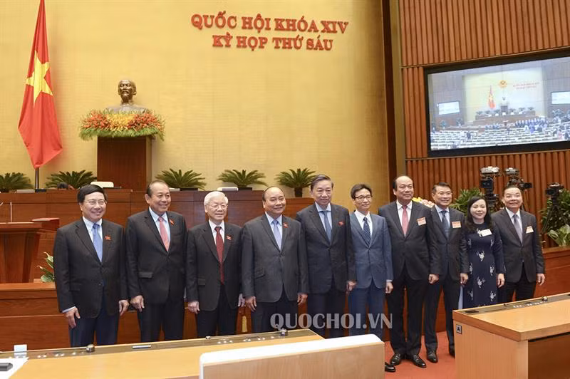 Chủ tịch nước Nguyễn Phú Trọng chụp ảnh lưu niệm với Thủ tướng và các thành viên Chính phủ. Ảnh: Quochoi.vn