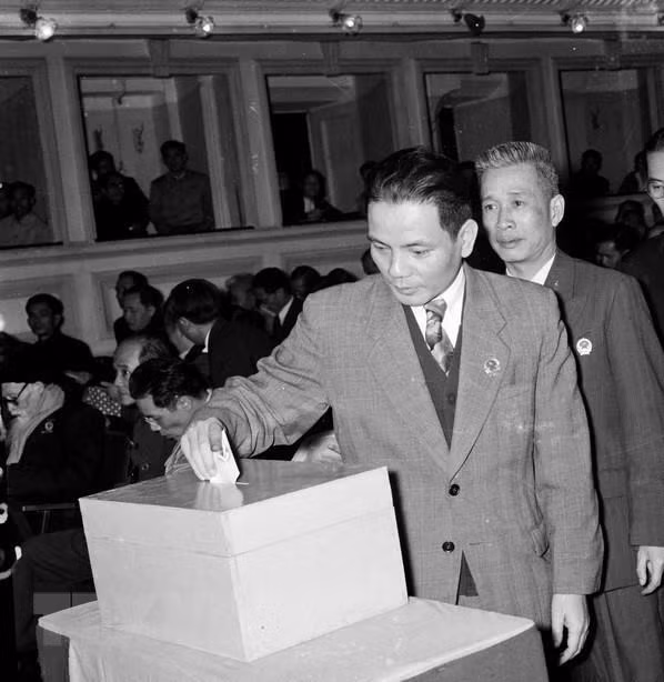 Ông Nguyễn Xiển, đại biểu tỉnh Kiên Giang, Thư ký Đảng Xã hội bỏ phiếu bầu Ban Thường trực Quốc hội tại Kỳ họp thứ 6, Quốc hội khóa I (1957). (Ảnh: TTXVN)