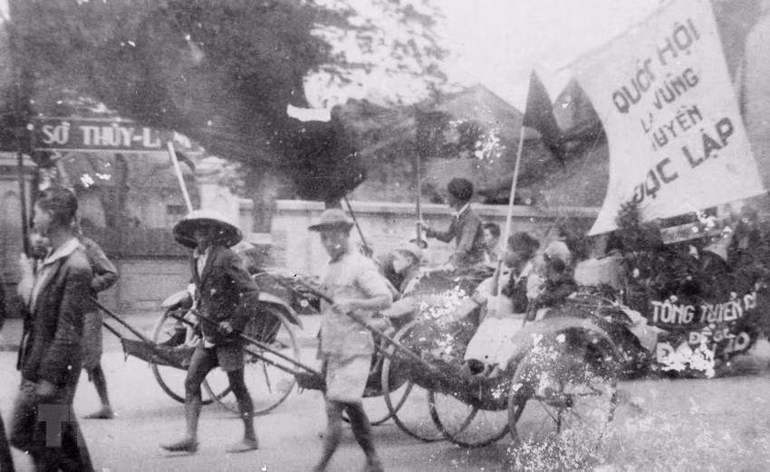 Nhân dân lao động Thủ đô cổ động cho ngày Tổng tuyển cử đầu tiên. (Ảnh: Tư liệu TTXVN)