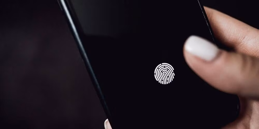 Co ca FaceID va TouchID, deo khau trang van mo duoc iPhone 13-Hinh-2