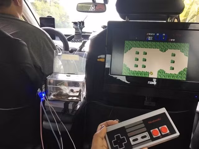 Xe taxi có một máy trò chơi điện tử được tích hợp ở ghế sau.