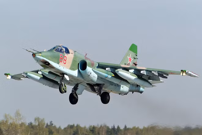 Su-25 là máy bay cường kích, cánh rộng với hai động cơ; đây là chiếc máy bay chi viện mặt đất tầm gần, nên buồng lái được được bảo vệ bởi một lớp vỏ bằng titan dày 24 mm, các kỹ sư Liên Xô tính toán với lớp vỏ bảo vệ như vậy, buồng lái có thể chống lại được đạn xuyên thép đến 30 mm.