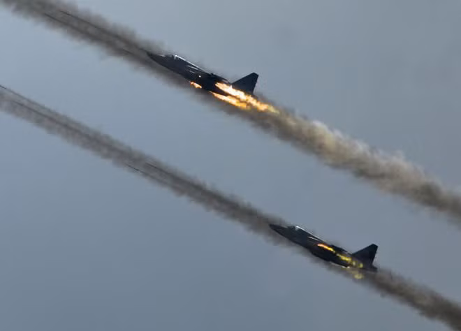 Cùng hai tên lửa tầm ngắn, Su-25 được trang bị tới 256 pháo sáng để đánh lừa tên lửa dẫn đường bằng hồng ngoại; kinh nghiệm trong cuộc chiến ở Afghanistan cho thấy, với số pháo sáng này, máy bay có thể ngăn chặn 8 cuộc tấn công bằng tên lửa vác vai Stinge-1.