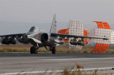 Su-25 có thể cất và hạ cánh từ các sân bay dã chiến, đường cất cánh của Su-25 là 750m và hạ cánh là 600m; khi cần thiết, Su-25 có một hệ thống phanh dù để rút ngắn chiều dài đường hạ cánh.