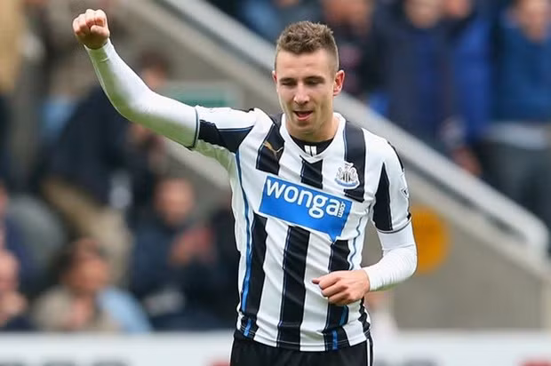 Trong trận thua 0-3 của Newcastle trước ngựa ô của giải Ngoại hạng Anh năm nay là Leicester City có phần lỗi không nhỏ của Paul Dummett. Cầu thủ này đã để lọt Mahrez và chính sự chểnh mảng này của Paul Dummett đã khiến Newcastle phải chịu thất bại nặng nề.