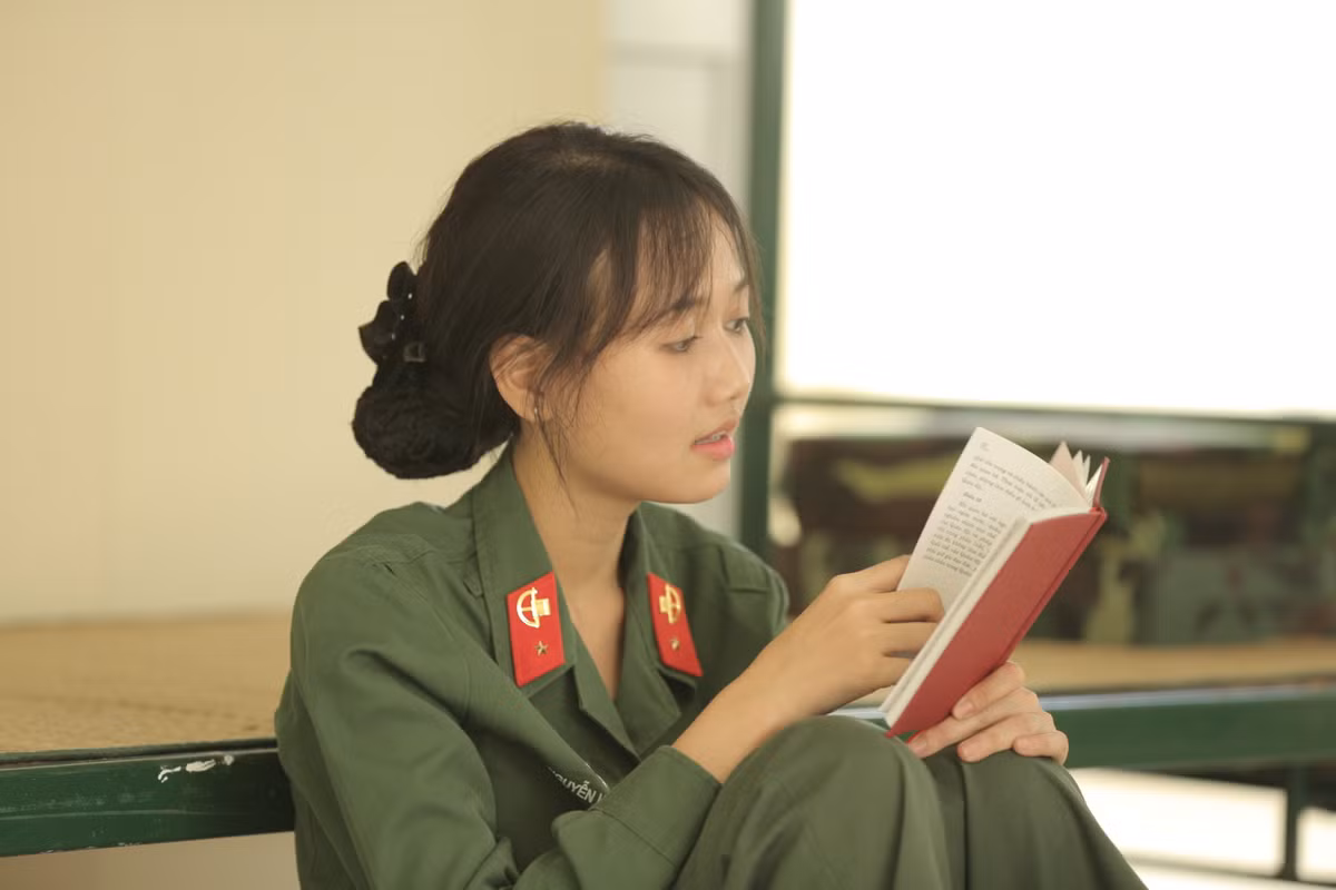 Sau mỗi giờ tập luyện căng thẳng, các hot girl Việt cũng có thời gian riêng để hồi sức và tìm hiểu thêm về cuộc sống của các quân nhân.