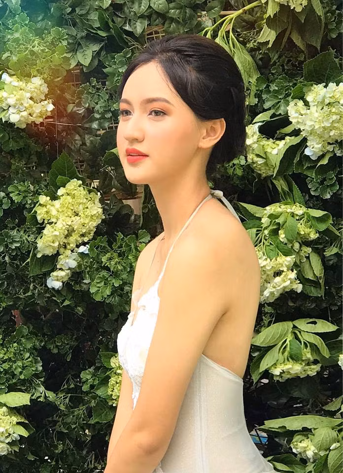 Người những giờ lao động nghệ thuật, Mai Tây cũng như nữ sinh bình thường như bao người khác. Vẫn đi học, đi chơi cùng bạn bè.