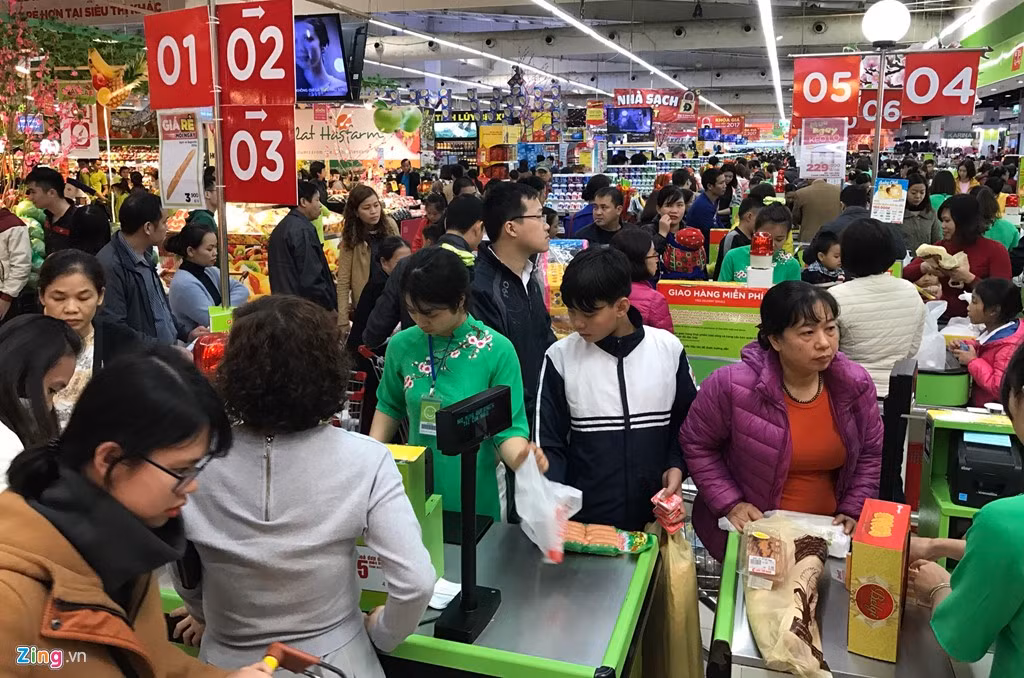 Quầy thanh toán đông đúc. Nhiều người chờ 30 phút mới tới lượt.