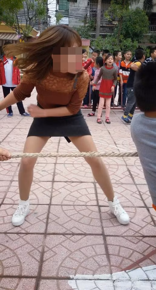Trước đó, không ít hình ảnh các giáo viên ăn mặc cũn cỡn đã được dân mạng ghi lại và nhận không ít những lời chỉ trích.