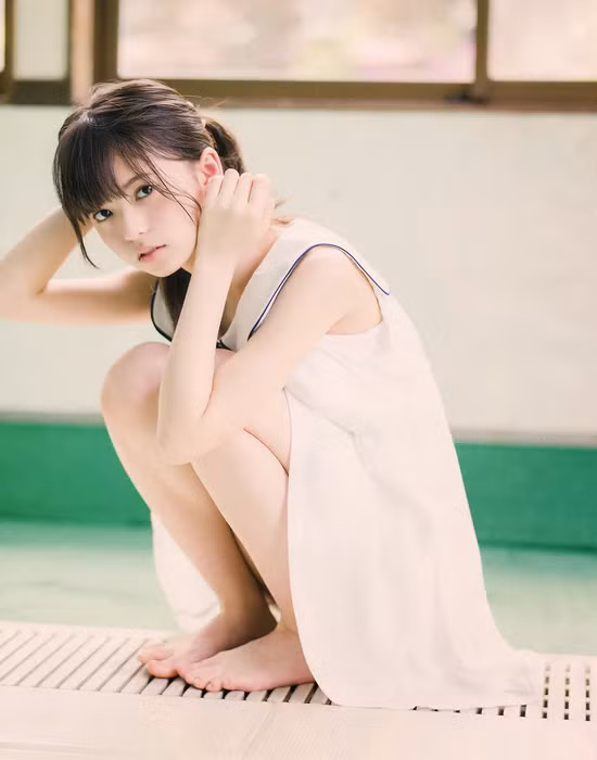 Asuka ra tại Tokyo và mang hai dòng máu từ người bố Nhật bản và mẹ người Myanma. Cũng chính bởi nhặt hết nét đẹp từ "song thân" nên cô nàng này được ví như thiên thần bước ra từ truyện tranh bởi sự thuần khiết và ngây thơ đến nao lòng.